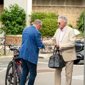 Exclusif - L'animateur et journaliste Nelson Monfort arrive à l'enregistrement de l'émission "Vivement dimanche" à Paris, France, le 9 septembre 2025, et diffusée le 12 octobre 2025 sur France 3. © Jonathan Jacob/Bestimage