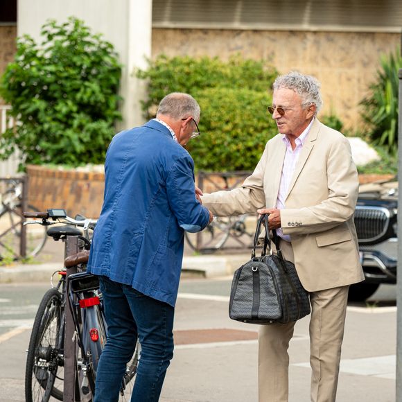 Exclusif - L'animateur et journaliste Nelson Monfort arrive à l'enregistrement de l'émission "Vivement dimanche" à Paris, France, le 9 septembre 2025, et diffusée le 12 octobre 2025 sur France 3. © Jonathan Jacob/Bestimage