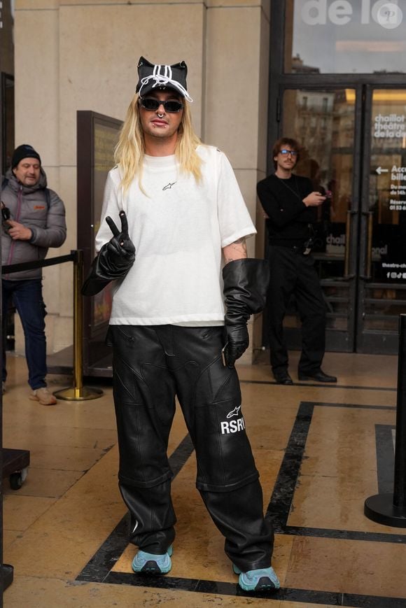Bill Kaulitz est vu à l'extérieur du défilé Juun.J pendant la semaine de la mode masculine automne/hiver 2026-2027 à Paris le 23 janvier 2026 à Paris, France.