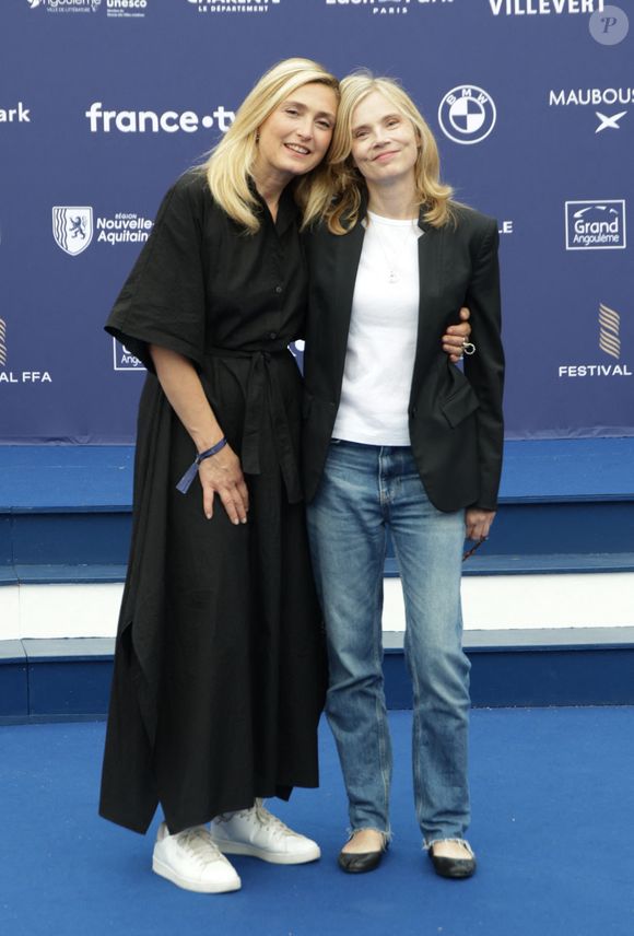 Julie Gayet, Isabelle Carré - Arrivées au cinéma CGR lors de la 18ème édition du Festival du Film Francophone de Angoulême (FFA) le 27 août 2025.

© Coadic Guirec / Bestimage