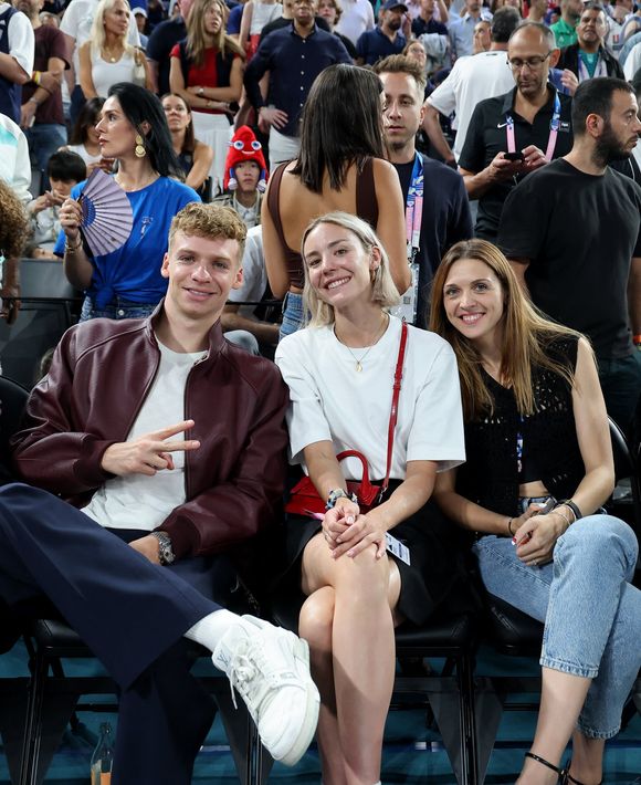 Léon Marchand, Cassandre Beaugrand, Manon Apithy-Brunet - Les célébrités en tribunes pendant la finale de basketball opposant les Etats-Unis à la France (98-87) lors des Jeux Olympiques de Paris 2024 (JO) à l'Arena Bercy, à Paris, France, le 10 août 2024. © Jacovides-Perusseau/Bestimage