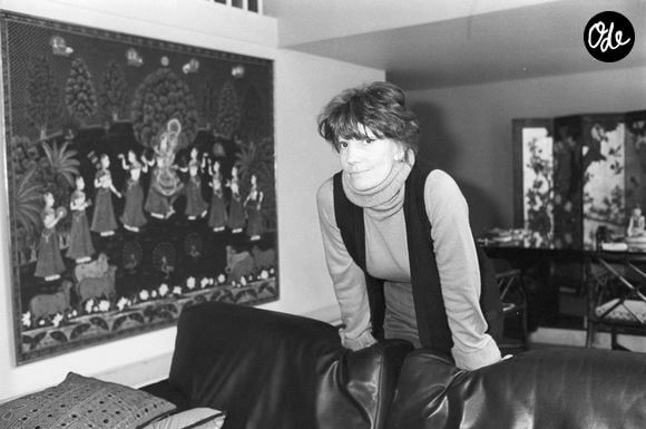 se souvient, entre moments précieux et blessures intimes indélébiles. 

Archive - Nadine Trintignant. En France, à Paris, Nadine Trintignant chez elle, dans son appartement, en appui sur son canapé
©Jean Lenoir via Bestimage