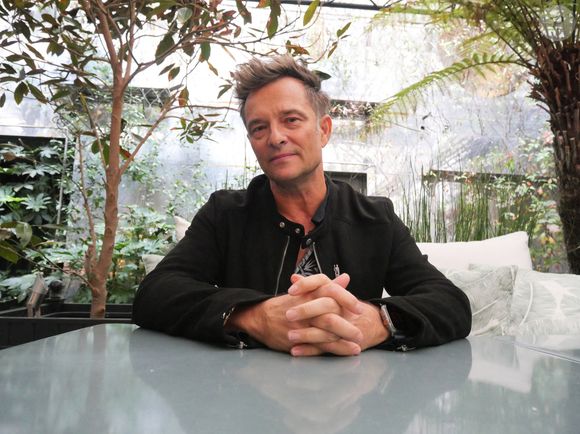 David Hallyday, nom de scène de David Smet, chanteur français, musicien multi-instrumentiste, compositeur et pilote de course, également auteur, photographié à Paris, France, le 8 novembre 2023. Photo par Marc Charuel/ABACAPRESS.COM
