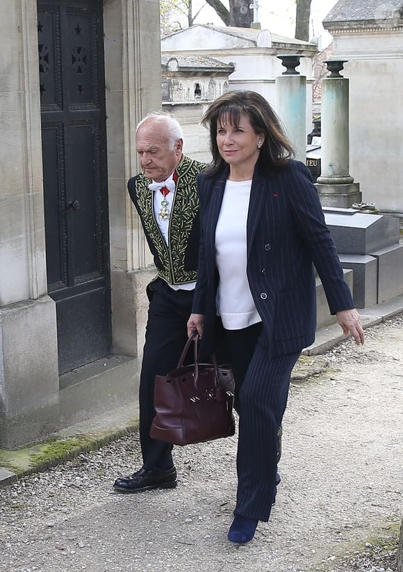 Pierre Nora et sa compagne Anne Sinclair - Obsèques de Alain Decaux au cimetière du Père Lachaise à Paris. Le 4 avril 2016. Agence / Bestimage