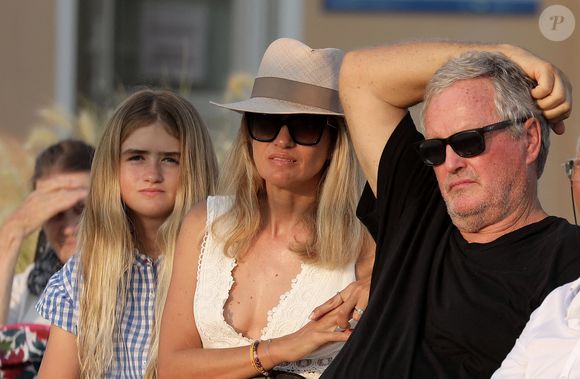 Ce lundi 4 août, André Boudou souffle ses 74 bougies. Gageons que sa jolie Alcéa lui souhaitera le meilleur des anniversaires !

Exclusif - André Boudou, sa femme Adine et leur fille Alcéa - Luc Ferry a donné une conférence sur le port de Port-Grimaud, le 27 juillet 2020. © Jacovides/Moreau/Bestimage