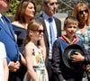À Carlat, la famille princière a inauguré un jardin botanique en mémoire du fief historique, au pied du même arbre que la princesse Charlotte en 1912.
Le prince Albert II de Monaco, la princesse Charlène de Monaco, le prince Jacques de Monaco, marquis des Baux, et la princesse Gabriella de Monaco, comtesse de Carladès, ont été accueillis à Vic-sur-Cère, dans le Cantal, en France, le 9 juillet 2025. © Bruno Bebert/Bestimage