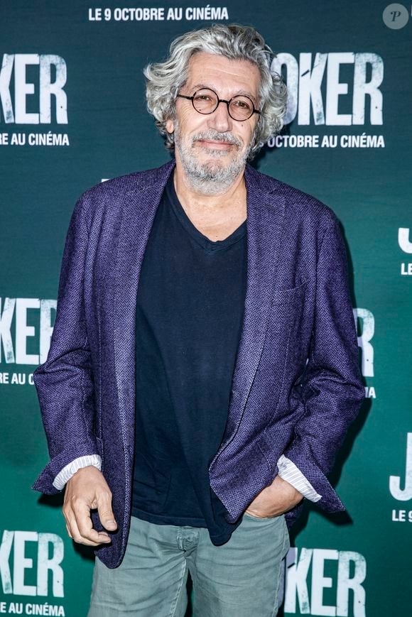 Contrairement à sa maman, Louise a d'abord connu la médiatisation en suivant les traces de son père au cinéma.

Info du 15/02/2021 - Alain Chabat grand-père, sa fille Louise a accouché d'un petit garçon - Alain Chabat - Avant-première du film "Joker" au cinéma UGC Normandie à Paris, le 23 septembre 2019.
© Olivier Borde/Bestimage
