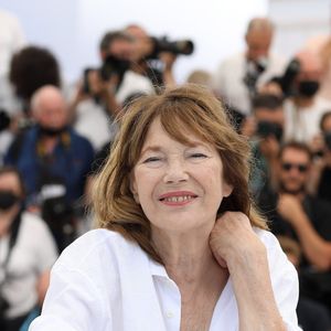 La chanteuse et comédienne a pu assister à la cérémonie en région parisienne armée de son courage et d'une canne, malgré ses soucis de santé et une hospitalisation récente...

Jane Birkin au photocall du film "Jane par Charlotte" lors du 74ème festival international du film de Cannes le 8 juillet 2021. Crédit Borde / Jacovides / Moreau / Bestimage