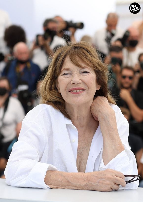 La chanteuse et comédienne a pu assister à la cérémonie en région parisienne armée de son courage et d'une canne, malgré ses soucis de santé et une hospitalisation récente...

Jane Birkin au photocall du film "Jane par Charlotte" lors du 74ème festival international du film de Cannes le 8 juillet 2021. Crédit Borde / Jacovides / Moreau / Bestimage