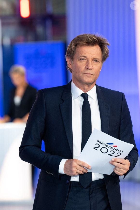 Des formules sont également proposées : comptez 25 euros pour le déjeuner et entre 25 et 40 euros à la carte.

Laurent Delahousse sur le plateau de l'émission spéciale sur les élections présidentielles de la télévision publique française France 2, à Paris, France. Photo par Ammar Abd Rabbo/ABACAPRESS.COM