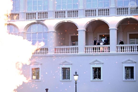 Et débute par l'embrasement d'un premier feu sur la place du palais, spectacle auquel Charlene, Albert et les enfants assistent depuis le balcon

 Illustration lors de la célébration de la fête de la Saint Jean sur la Place du Palais princier de Monaco, le 23 juin 2025.
La Saint Jean est à l'origine une fête païenne puis chrétienne. Pour les païens, c'était une fête qui célébrait les moissons. Une fois christianisée, cette fête est devenue celle du solstice d'été et donc la fête de la lumière.

© Bruno Bebert / Bestimage