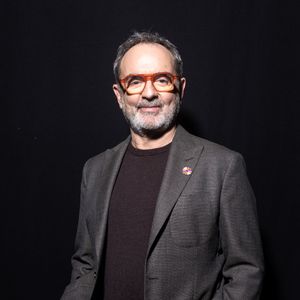 Pour les deux complices, qui avaient déjà un certain vécu sentimental, cette idylle est apparue comme une évidence au timing parfait.

Exclusif - Bruno Solo en backstage lors de l'enregistrement de l'émission "La Boîte à secrets", présentée par F.Bollaert et diffusée le 2 janvier 2026 sur France 3, dans les studios du Lendit à Saint-Denis, France, le 1er décembre 2025. © Cyril Moreau/Bestimage