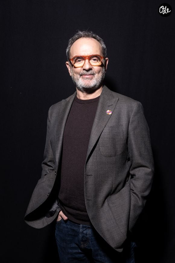 Pour les deux complices, qui avaient déjà un certain vécu sentimental, cette idylle est apparue comme une évidence au timing parfait.

Exclusif - Bruno Solo en backstage lors de l'enregistrement de l'émission "La Boîte à secrets", présentée par F.Bollaert et diffusée le 2 janvier 2026 sur France 3, dans les studios du Lendit à Saint-Denis, France, le 1er décembre 2025. © Cyril Moreau/Bestimage