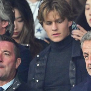 Karl Olive, Nicolas Sarkozy dans les tribunes lors du match de Ligue 1 McDonald's "PSG - Auxerre (2-0)" au Parc des Princes à Paris, le 27 septembre 2025.
© Christian Liewig/Bestimage