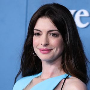 En partageant son expérience, Anne Hathaway rejoint d’autres célébrités qui ont décidé de transformer leur rapport à certaines dépendances pour mener une vie plus saine.

Anne Hathaway au photocall lors de la première de la série "WeCrashed" à l'Academy Museum à Los Angeles le 17 mars 2022. © Backgrid USA / Bestimage