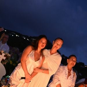 Exclusif -  Hommage de Laeticia Hallyday et de sa fille Joy pour le huitième anniversaire de la mort de Johnny Hallyday au cimetière de Lorient sur l'île de Saint-Barthélemy, Antilles françaises, France, le 5 décembre 2025. © Xavier Merchet-Thau/Bestimage Pour infos voir vendeur