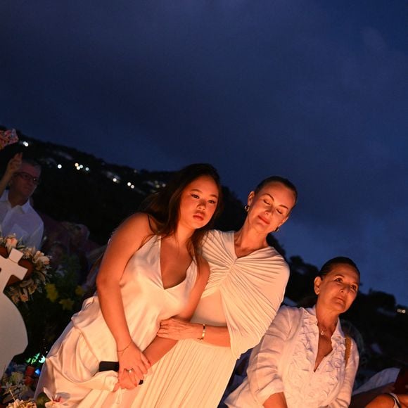 Exclusif -  Hommage de Laeticia Hallyday et de sa fille Joy pour le huitième anniversaire de la mort de Johnny Hallyday au cimetière de Lorient sur l'île de Saint-Barthélemy, Antilles françaises, France, le 5 décembre 2025. © Xavier Merchet-Thau/Bestimage Pour infos voir vendeur