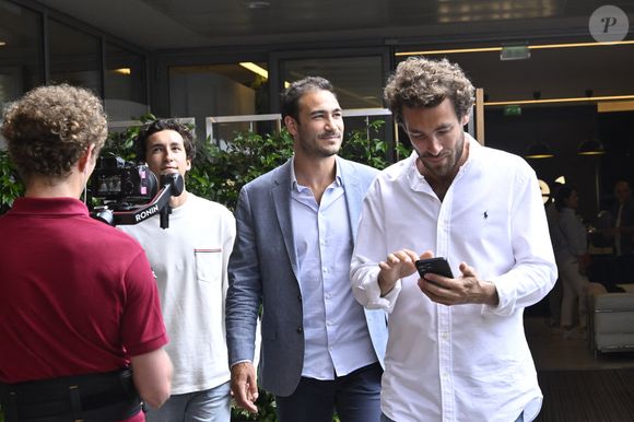 Louis Kretz,Valentin Kretz et Martin Kretz - La famille Kretz en tournage au village lors des Internationaux de France de tennis de Roland Garros 2024, à Paris, France, le 1er juin 2024. © Chryslene Caillaud/Panoramic/Bestimage
