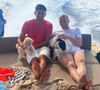 Adopté fin 2021, le petit chien blanc semble faire partie intégrante de la famille Zidane.

Zinédine Zidane, son fils Enzo et leurs deux chiens. Juillet 2021.