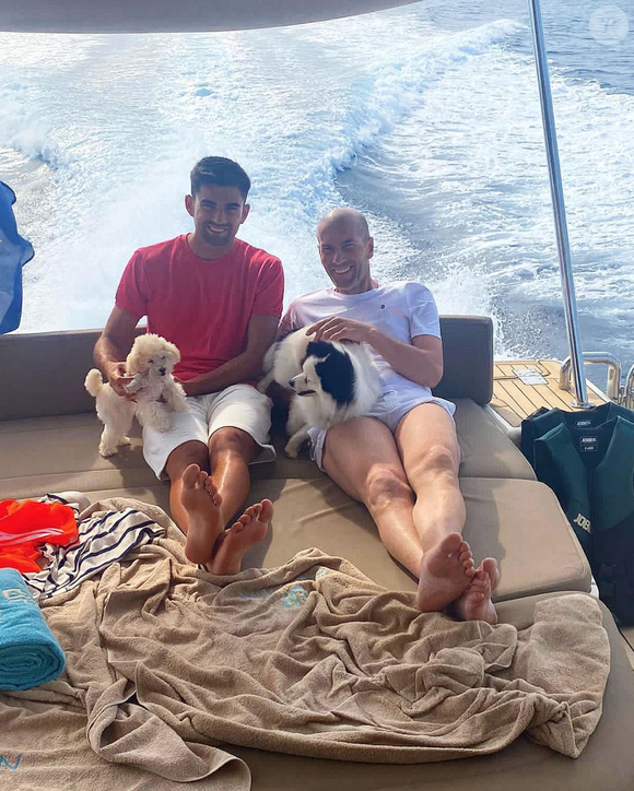 Adopté fin 2021, le petit chien blanc semble faire partie intégrante de la famille Zidane.

Zinédine Zidane, son fils Enzo et leurs deux chiens. Juillet 2021.