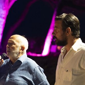 Exclusif - Gérard Jugnot, Maxime Gasteuil - Les Toiles de Ramatuelle présentent en avant-première le film "Y a pas de réseau" de E. Pluvieux avec M. Gasteuil, G.Jugnot et M. Azem au cinéma en plein air sur la plage de Tahiti Beach à Ramatuelle le 23 juillet 2025. © Antoine Tomaselli/Bestimage