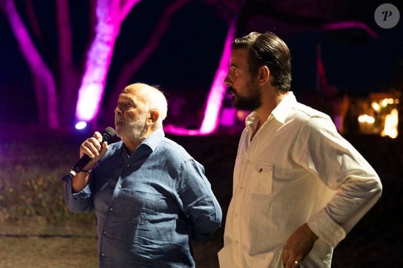 Exclusif - Gérard Jugnot, Maxime Gasteuil - Les Toiles de Ramatuelle présentent en avant-première le film "Y a pas de réseau" de E. Pluvieux avec M. Gasteuil, G.Jugnot et M. Azem au cinéma en plein air sur la plage de Tahiti Beach à Ramatuelle le 23 juillet 2025. © Antoine Tomaselli/Bestimage