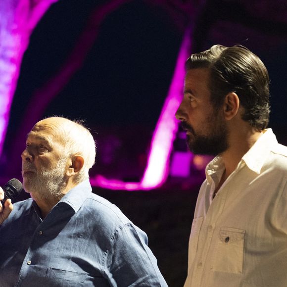 Exclusif - Gérard Jugnot, Maxime Gasteuil - Les Toiles de Ramatuelle présentent en avant-première le film "Y a pas de réseau" de E. Pluvieux avec M. Gasteuil, G.Jugnot et M. Azem au cinéma en plein air sur la plage de Tahiti Beach à Ramatuelle le 23 juillet 2025. © Antoine Tomaselli/Bestimage