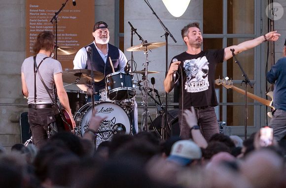 Le grand chef et animateur TV Philippe Etchebest est egalement leader et batteur d'un groupe de rock, "Chef and the Gang", il a organisé pour la fete de la musique un concert devant un de ses restaurants, " Le Quatrieme Mur", qu'il dirige dans le batiment de l'Opera de Bordeaux, le 21 Juin 2024. Patrick Bernard-Thierry David/ Bestimage