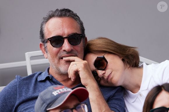 Jean Dujardin et Nathalie Péchalat - Célébrités en tribunes des Internationaux de France de tennis de Roland Garros 2023 à Paris le 11 juin 2023. © Jacovides-Moreau/Bestimage