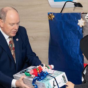 Le prince Albert II de Monaco et la princesse Charlène de Monaco assistent au spectacle de Noël à la crèche de la Croix-Rouge Rosine Sanmori et participent à la traditionnelle distribution de cadeaux de Noël à Monaco. Photo par Olivier Huitel / Pool Monaco / Bestimage