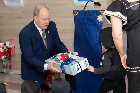 Le prince Albert II de Monaco et la princesse Charlène de Monaco assistent au spectacle de Noël à la crèche de la Croix-Rouge Rosine Sanmori et participent à la traditionnelle distribution de cadeaux de Noël à Monaco. Photo par Olivier Huitel / Pool Monaco / Bestimage