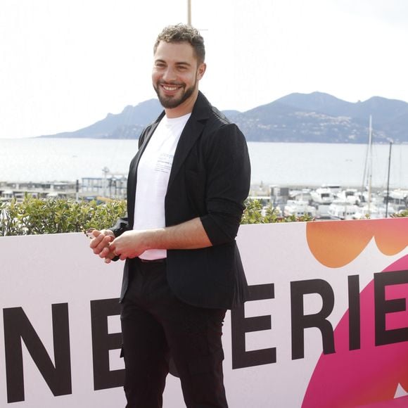 Cette baisse cumulée de plus de 50 000 € en moins de six mois reflète les difficultés à vendre une propriété associée à une affaire dramatique médiatisée 

Marwan Berreni, Léa François au photocall de la série "Plus belle la vie" lors de la 5ème saison du festival International des Séries "Canneseries" à Cannes, France, le 2 avril 2022. © Denis Guignebourg/Bestimage