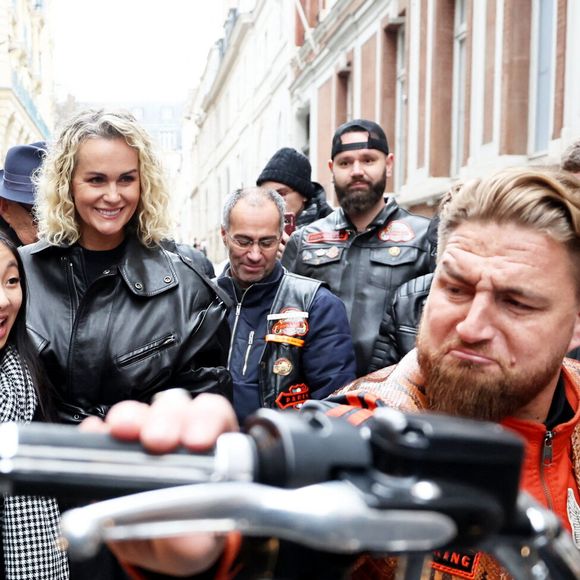 Laeticia Hallyday et ses filles Jade et Joy rencontrent les bikers venus rendre hommage au chanteur lors de l'inauguration d'une plaque commémorative en hommage à Johnny Hallyday devant l'immeuble où le chanteur français a grandi dans le 9ème arrondissement de Paris, France, le 22 décembre 2023. © Dominique Jacovides/Bestimage