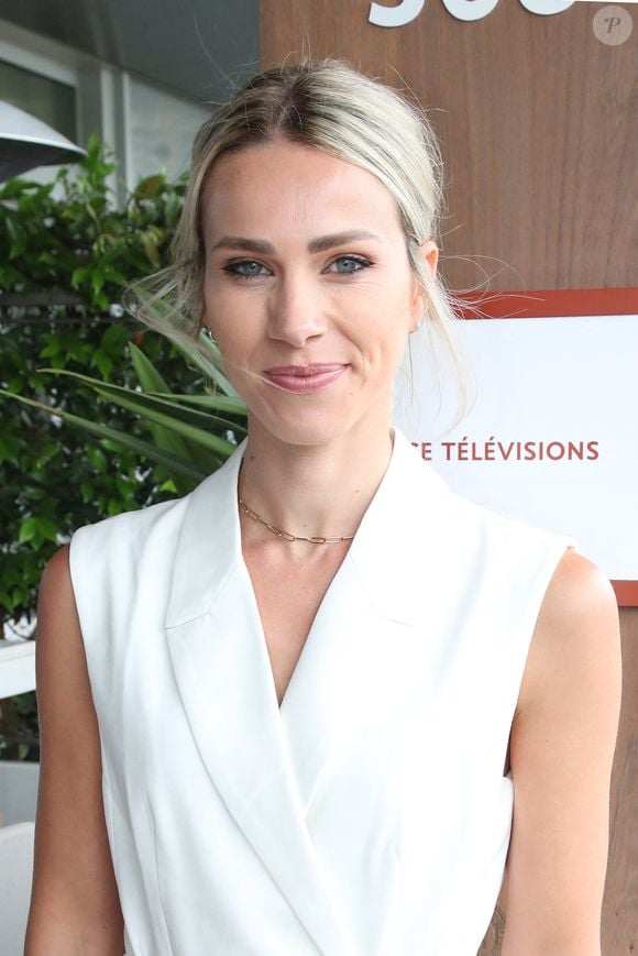 Marion Rousse a dévoilé une photo de son nouvel animal de compagnie le mercredi 13 août 2025 sur Instagram

Marion Rousse - Déjeuner dans la loge de France Télévision lors des Internationaux de France de Tennis de Roland Garros 2025 - Jour 03 à Paris le 27 Mai 2025. 
© Bertrand Rindoff / Bestimage