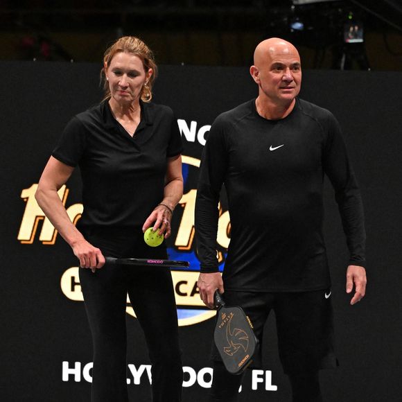 Hollywood, Floride  - Les légendes du tennis devenues rois du pickleball : Andre Agassi et Steffi Graf ont conquis les courts lors du Pickleball Slam 2, remportant une victoire palpitante face à leurs redoutables adversaires John McEnroe et Maria Sharapova.  2024 (Backgrid USA / Bestimage).