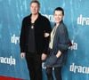 mais aussi de son mari Paul Wes Anderson. 

Hollywood, CA La première de 'Dracula' a eu lieu au TCL Chinese Theater à Hollywood, Californie le 03/02/2026. 

Sur la photo : Paul Anderson, Milla Jovovich 

Photo : Backgrid USA / Bestimage