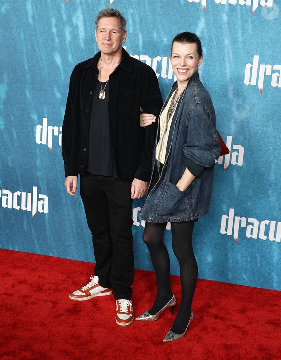 mais aussi de son mari Paul Wes Anderson. 

Hollywood, CA La première de 'Dracula' a eu lieu au TCL Chinese Theater à Hollywood, Californie le 03/02/2026. 

Sur la photo : Paul Anderson, Milla Jovovich 

Photo : Backgrid USA / Bestimage