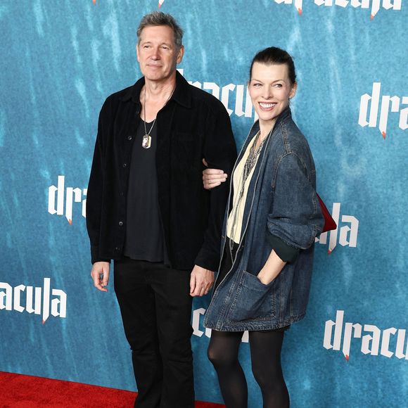 mais aussi de son mari Paul Wes Anderson. 

Hollywood, CA La première de 'Dracula' a eu lieu au TCL Chinese Theater à Hollywood, Californie le 03/02/2026. 

Sur la photo : Paul Anderson, Milla Jovovich 

Photo : Backgrid USA / Bestimage