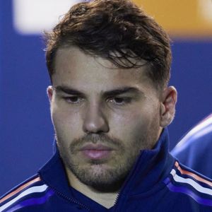 Une IRM a révélé une lésion au mollet après des douleurs ressenties depuis la demi-finale.

Antoine Dupont lors du deuxième test-match de rugby de l’Autumn Nations Series 2024 opposant l'équipe de France à l'Équipe de Nouvelle-Zélande "All Blacks" (30-29) au Stade France à Saint-Denis, Seine Saint-Denis, France, le 16 novembre 2024. © Cyril Moreau/Bestimage