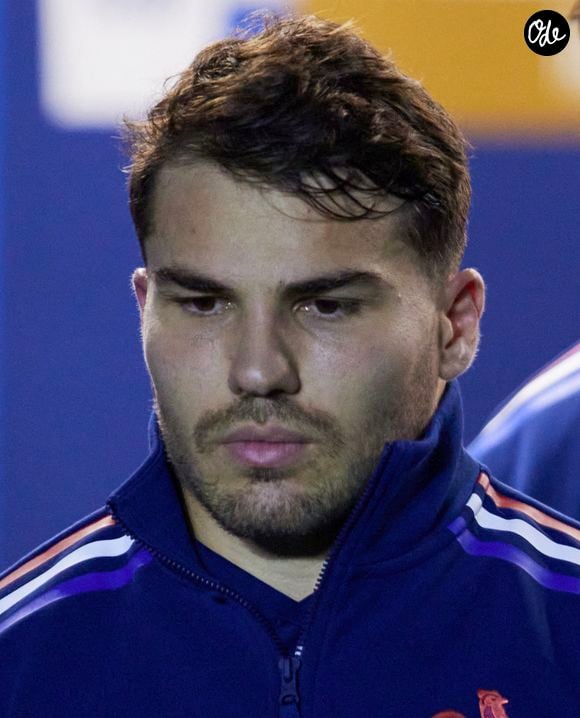 Une IRM a révélé une lésion au mollet après des douleurs ressenties depuis la demi-finale.

Antoine Dupont lors du deuxième test-match de rugby de l’Autumn Nations Series 2024 opposant l'équipe de France à l'Équipe de Nouvelle-Zélande "All Blacks" (30-29) au Stade France à Saint-Denis, Seine Saint-Denis, France, le 16 novembre 2024. © Cyril Moreau/Bestimage