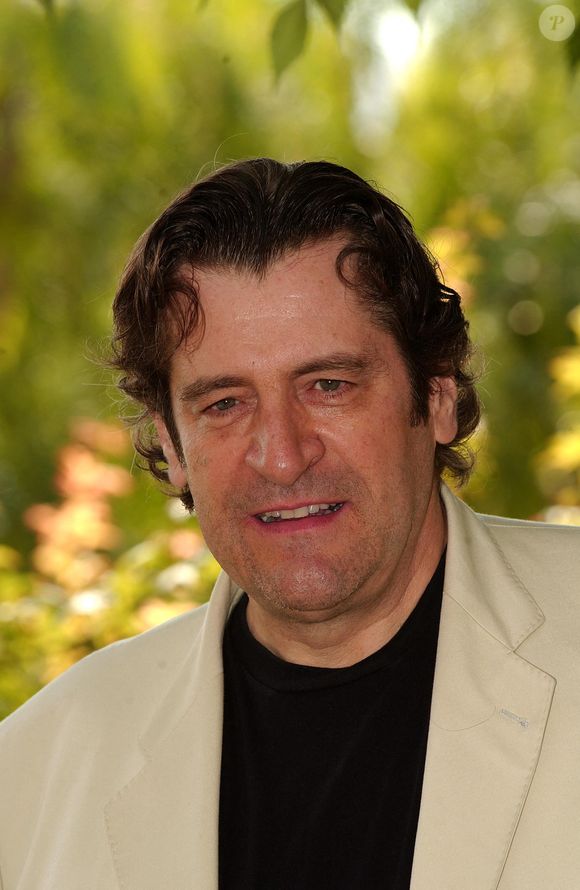 La chaîne "L'Heure du crime" a diffusé des livres audio en utilisant une voix ressemblant à celle du comédien, décédé en 2021.

L'acteur français Jacques Frantz, membre de l'équipe de la série télévisée française 'Lagardère', photographié au Jardin Japonais de Monaco le 3 juillet 2004, dans le cadre du 44ème Festival de Télévision de Monte-Carlo. Photo par Giancarlo Gorassini/ABACA.