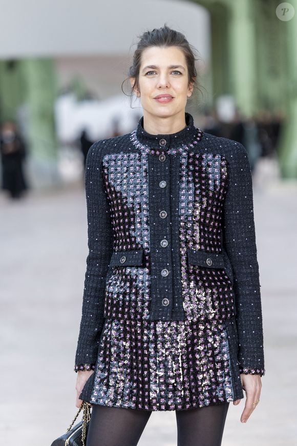 Si Charlotte Casiraghi est souvent associée à la sphère artistique et intellectuelle, elle dirige notamment les Rendez-vous littéraires de la rue Cambon avec Chanel.

Charlotte Casiraghi au défilé Chanel au Grand Palais, "Collection Haute Couture Printemps/Eté 2025" lors de la Fashion Week de Paris (PFW), le 28 janvier 2025. © Olivier Borde / Bestimage