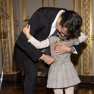 Elle portait une robe motif Prince-de-galles ainsi que deux nattes. 

Exclusif -Laurent Gerra et sa fille Célestine - Laurent Gerra reçoit la légion d’honneur de la part du grand chancelier F. Lecointre en présence de la première dame, B. Macron au Palais de la Légion d'honneur à Paris le 29 septembre 2025. © Cyril Moreau/Bestimage