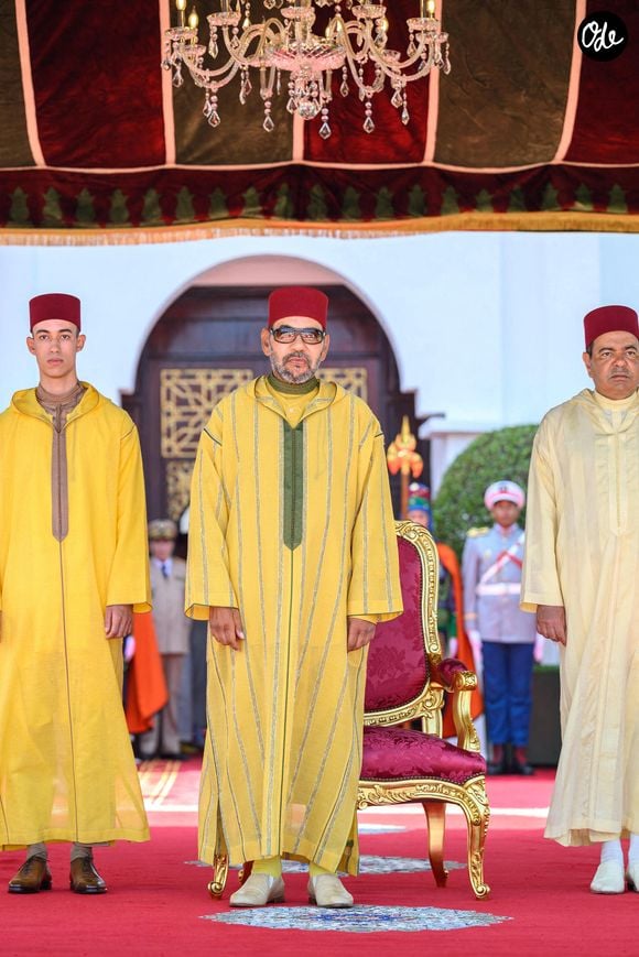 Ce n’est pas la première fois qu’il apparaît avec une canne.

Le roi du Maroc Mohammed VI (au centre), son fils le prince héritier Moulay El Hassan (à gauche) et son frère le prince Moulay Rachid, préside une réception à l'occasion du 25ème anniversaire de son accession au trône, en 1999, à M'Diq, Maroc, le 30 juillet 2024. Photo by Royal Palace via Balkis Press/ABACAPRESS.COM