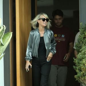 Exclusif - Laeticia Hallyday garde le moral avec la visite d'amis dans sa villa de Pacific Palisades à Los Angeles le 15 septembre 2023. 
Agence / Bestimage