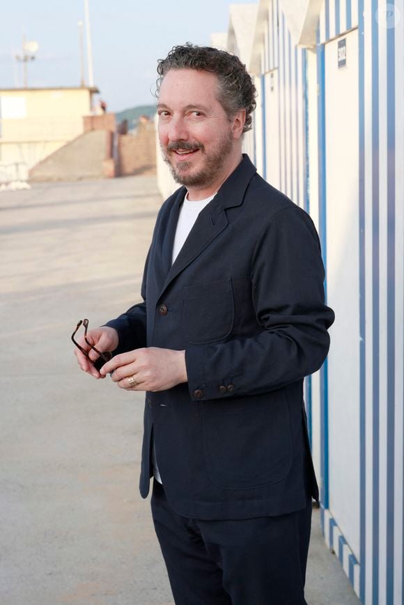 L'auteur du "Buveur de Brume" fait ainsi le récit de son arrière-grand-mère :

Guillaume Gallienne. le Président du jury
La 39e édition du festival du film romantique de Cabourg,  jeudi 12 juin 2025. © Christophe Aubert via Bestimage