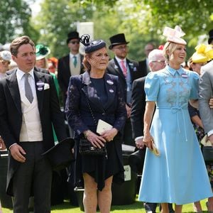 Le 19 février, Andrew Mountbatten‑Windsor, frère du roi Charles III, est arrêté à Sandringham à 66 ans.

La princesse Beatrice d'York et son mari Edoardo Mapelli Mozzi, Sarah Ferguson, duchesse d'York, Mike Tindall et sa femme Zara Phillips (Zara Tindall) lors du premier jour des courses hippiques "Royal Ascot 2025"

Julien Burton / Bestimage