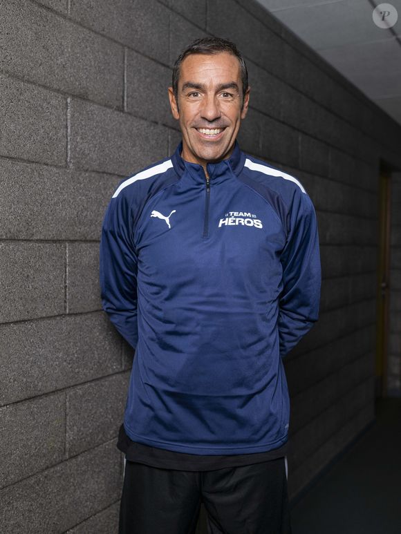 On peut voir Robert Pirès défiler pour la marque 424

Exclusif - Robert Pirès - Match de rentrée de la Team des Héros à Vesoul au profit des associations "Le Sourire d’Elias" et "Nous Aussi" le 8 septembre 2024. La Team des «  Héros », composée d’anciennes stars du football et d’influenceurs, a rencontré, hier au stade René-Hologne à Vesoul, une équipe du Racing club Vesoul pour soutenir Elias, un enfant malade. Ce match caritatif devant 1 500 spectateurs s’est soldé par une victoire (5-4) des « Héros. » © Pierre Perusseau/Bestimage