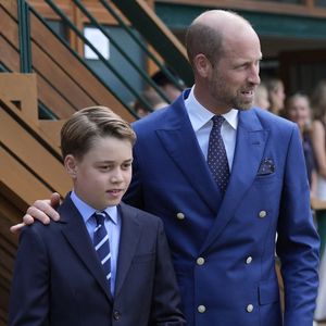 Il faut compter 22 minutes seulement pour se rendre au collège d’Eton, où George ira fort probablement étudier à la rentrée 2026, comme son illustre père avant lui.

Le prince William et la princesse de Galles (et Catherine (Kate) Middleton), le prince George et la princesse Charlotte assistent à la finale masculine de Wimbledon entre Jannik Sinner et Carlos Alcaraz, au All England Lawn Tennis and Croquet Club, Wimbledon, Londres, Royaume-Uni, le 13 juillet 2025.

©Andrew Matthews/WPA-Pool/Bestimage