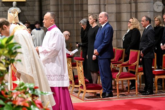 La princesse Caroline de Hanovre, La princesse Charlène de Monaco, Le prince Albert II de Monaco - La famille princière monégasque a assisté à la messe pontificale en hommage au pape François, célébrée en la Cathédrale de Monaco par Monseigneur Dominique-Marie David, le 22 avril 2025.
© Bruno Bebert / Bestimage